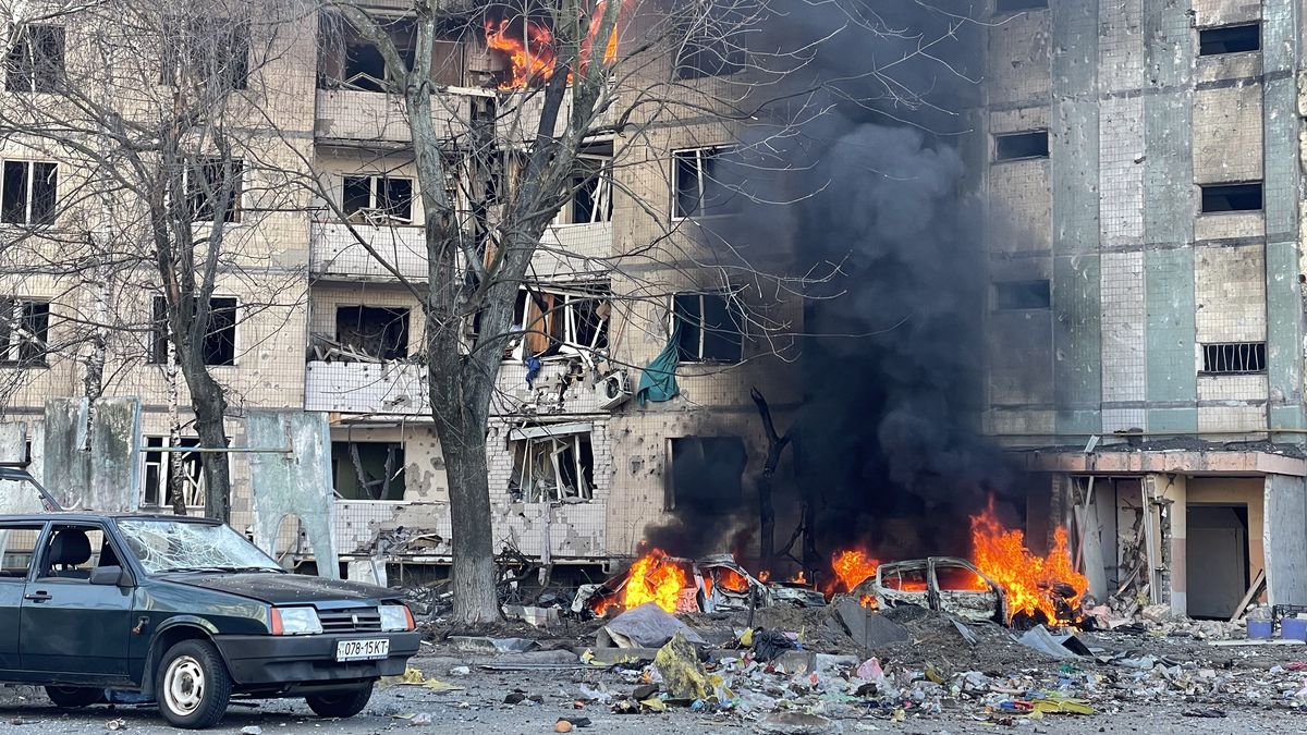 Ruská bomba dopadla v Kyjevě mezi paneláky. Reportéři na místě obří exploze